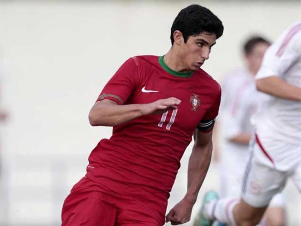 Gonçalo Guedes lesiona-se e sai de maca