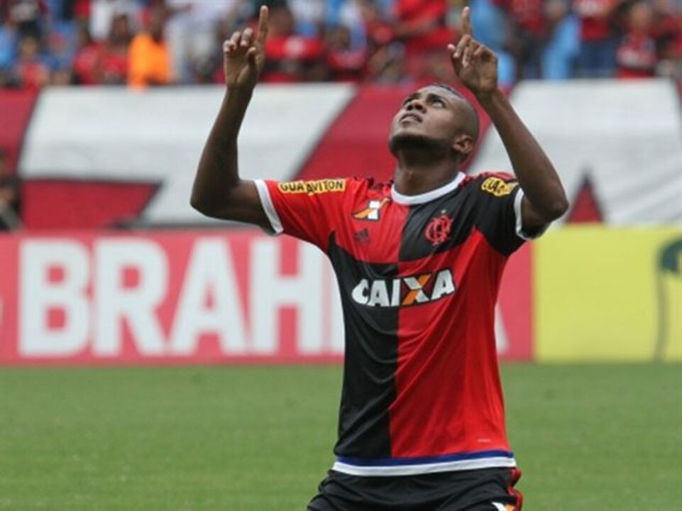 Flamengo vence e pressiona rivais