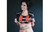 Jornalista tira a roupa por clube