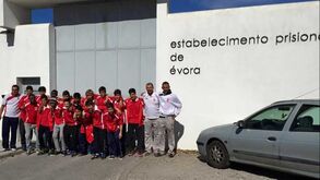 Jogadores do Imortal tiram foto à porta da prisão de Évora