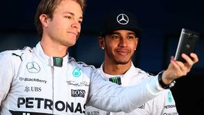 Hamilton e Rosberg disputam trono com Vettel à espreita