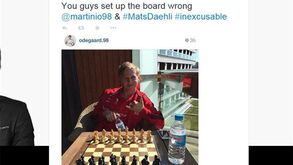 Odegaard a jogar xadrez... com as peças mal colocadas