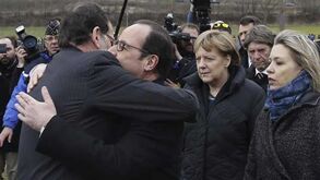 Merkel, Hollande e Rajoy visitam local da tragédia
