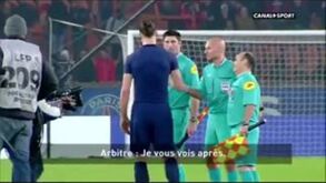 Ibrahimovic discute com o árbitro por causa da... bola