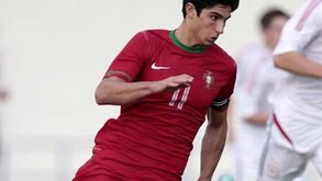 Gonçalo Guedes lesiona-se e sai de maca