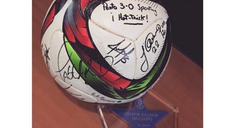 Bola do hat trick de Tello foi assinada por todo o plantel