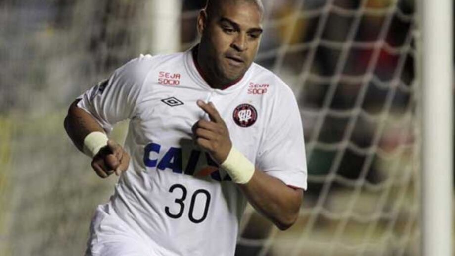 Adriano leva 18 prostitutas para um hotel