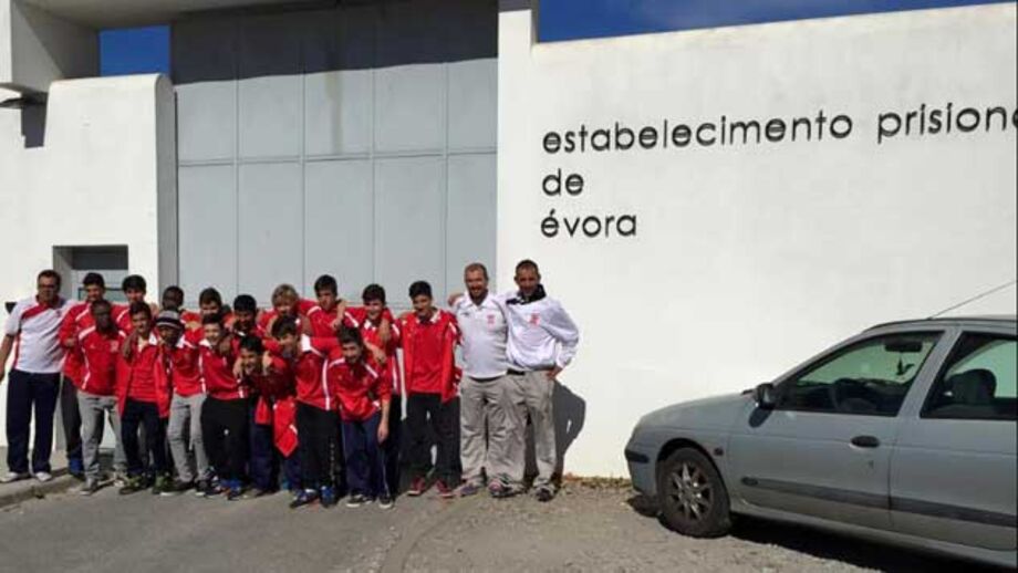 Jogadores do Imortal tiram foto à porta da prisão de Évora