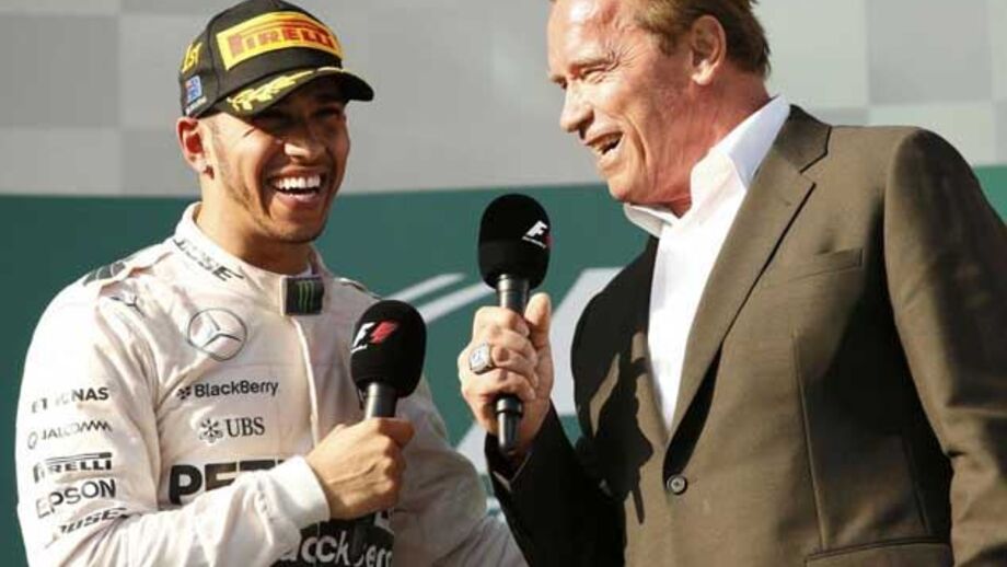 Hamilton brinca com altura de Schwarzenegger
