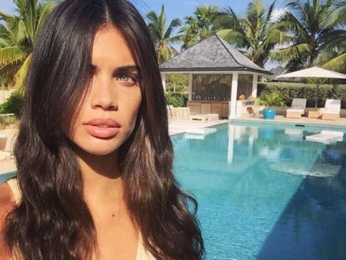 Sara Sampaio em topless