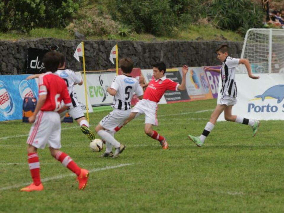 São Vicente Cup: Benfica "passeia" rumo à final