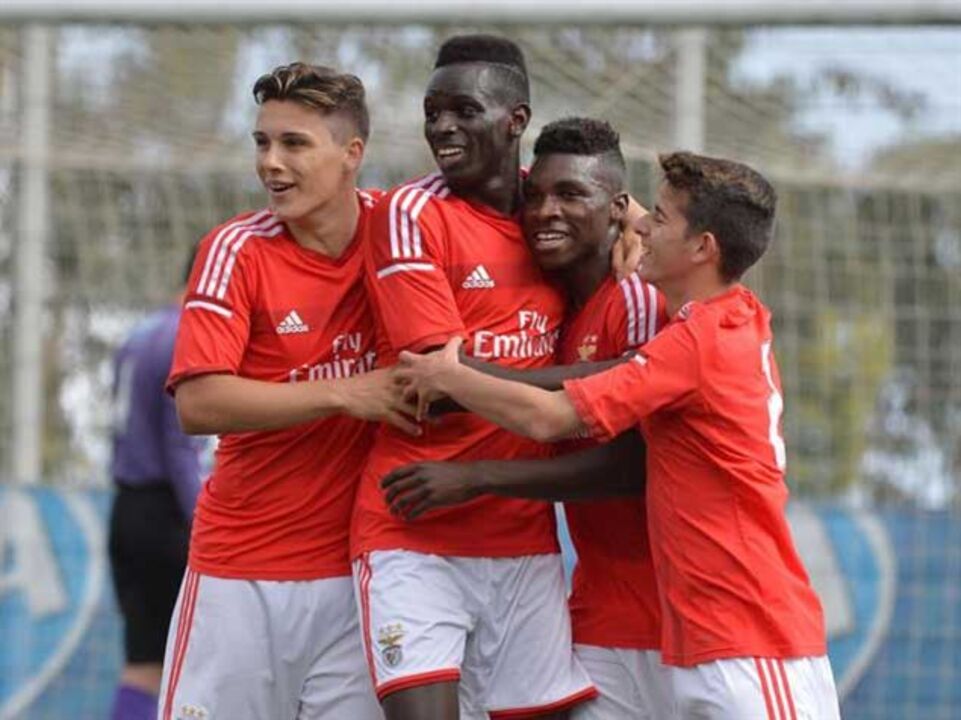 Benfica vence na Madeira por 2-0