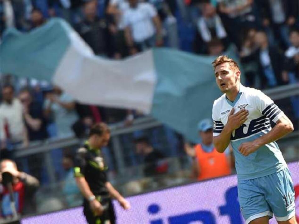 Lazio aproveita deslize da Roma e sobe ao segundo lugar
