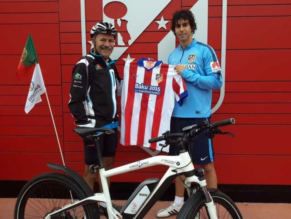 Tiago oferece camisola do At. Madrid a Jorge Cristóvão