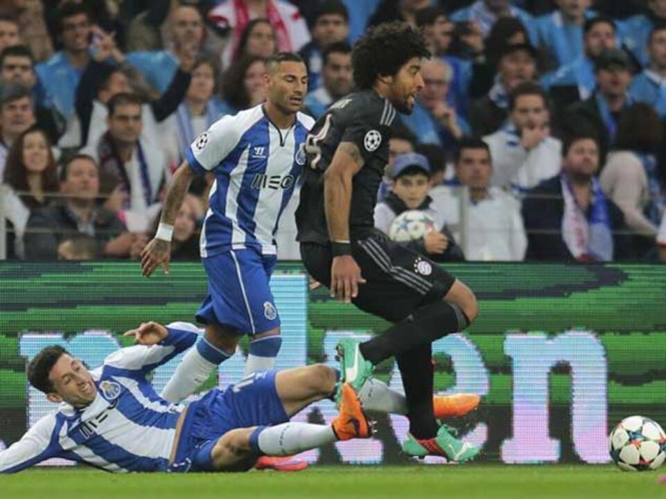 Beckenbauer diz que Dante jogou com botas de esqui no Dragão