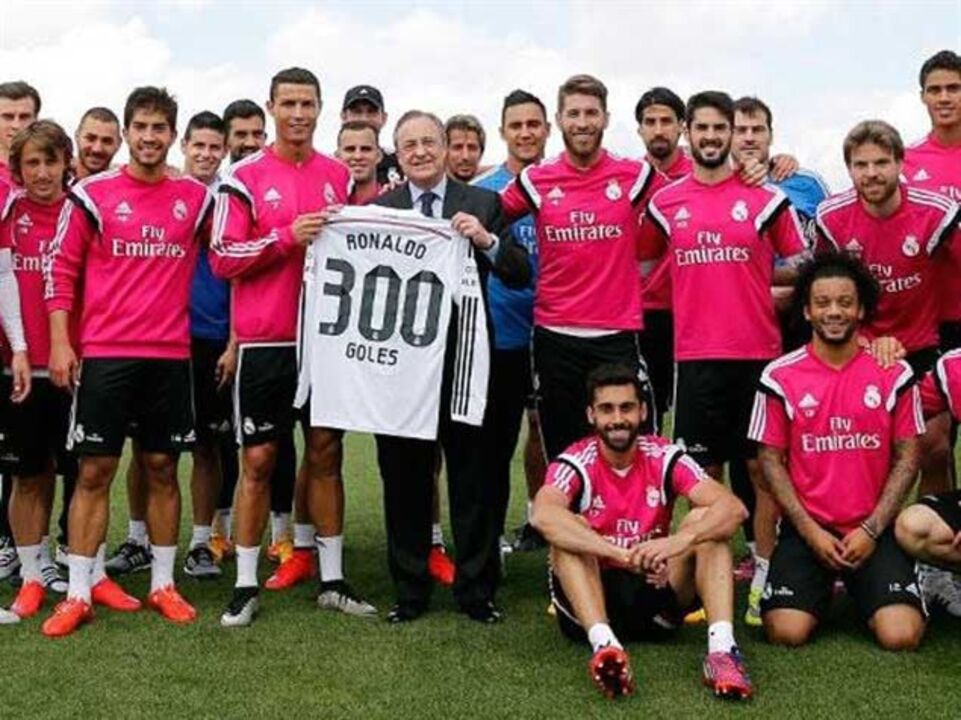 Ronaldo recebe camisola comemorativa dos 300 golos