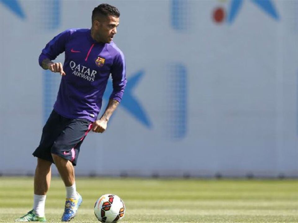 Bartomeu tenta convencer Dani Alves a renovar contrato