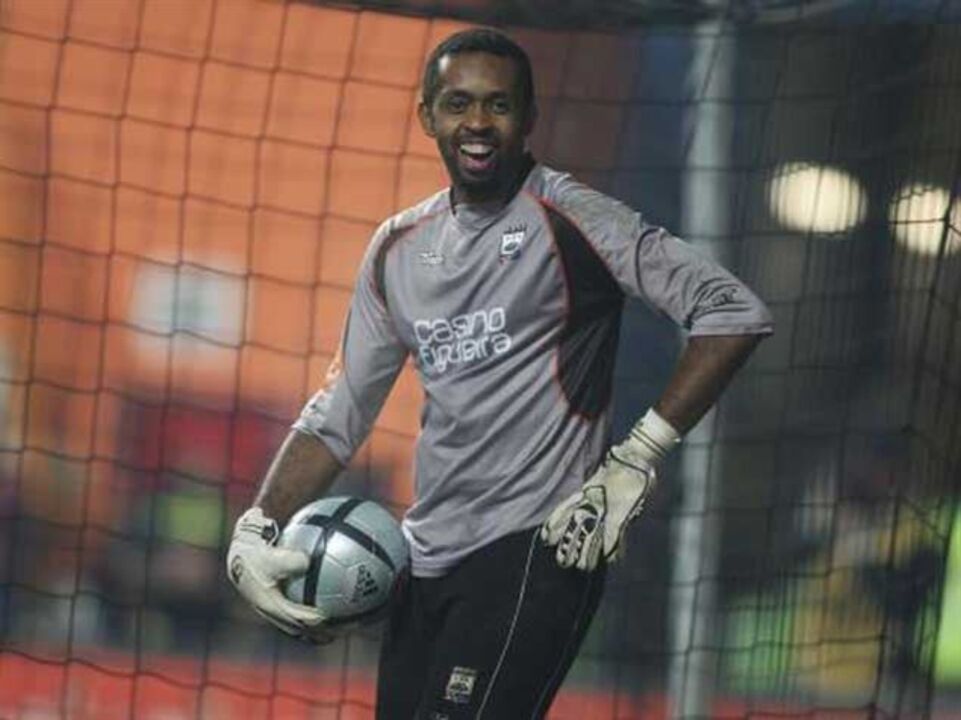 U. Leiria não o pôde inscrever e contratou... Helton