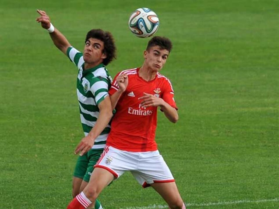 Benfica bate Sporting por 3-2 e sobe à liderança
