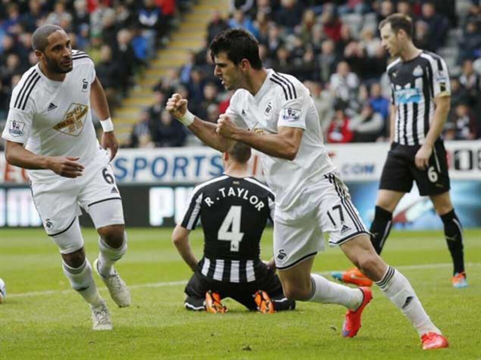 Nélson Oliveira marca e assiste na vitória do Swansea