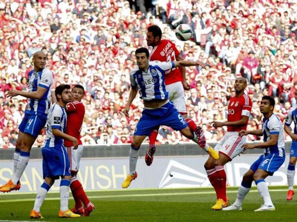 Águia em branco na Luz para a Liga 2206 dias depois