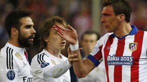 Carvajal esmurra Mandzukic e o árbitro não dá por nada