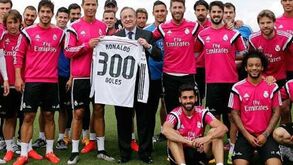 Ronaldo recebe camisola comemorativa dos 300 golos
