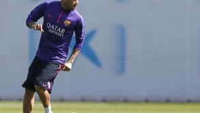 Bartomeu tenta convencer Dani Alves a renovar contrato