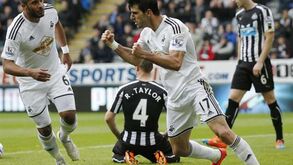 Nélson Oliveira marca e assiste na vitória do Swansea