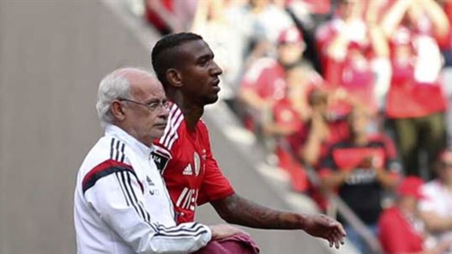 Talisca com luxação na mão direita