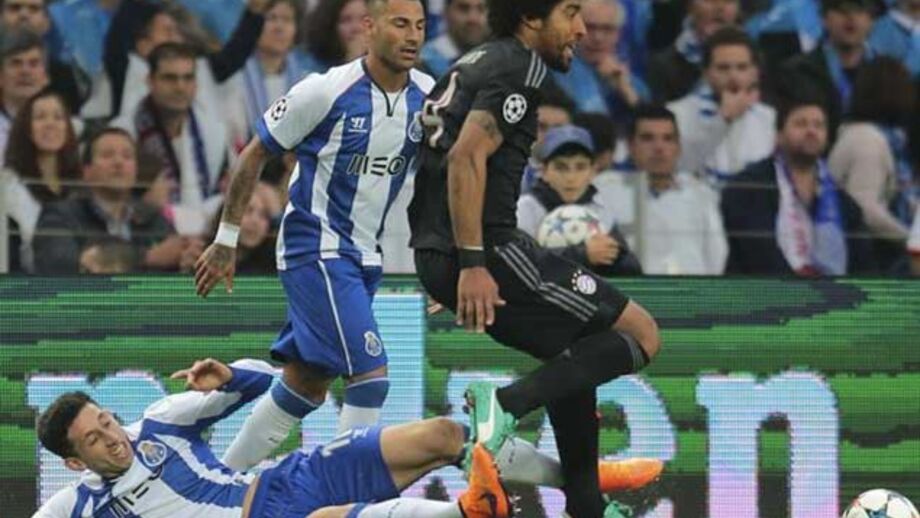 Beckenbauer diz que Dante jogou com botas de esqui no Dragão