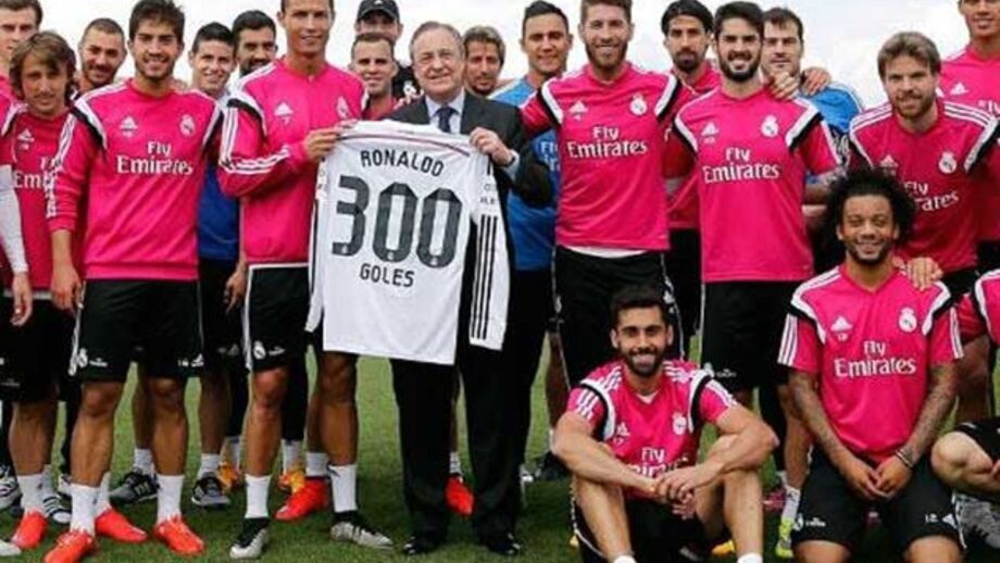Ronaldo recebe camisola comemorativa dos 300 golos