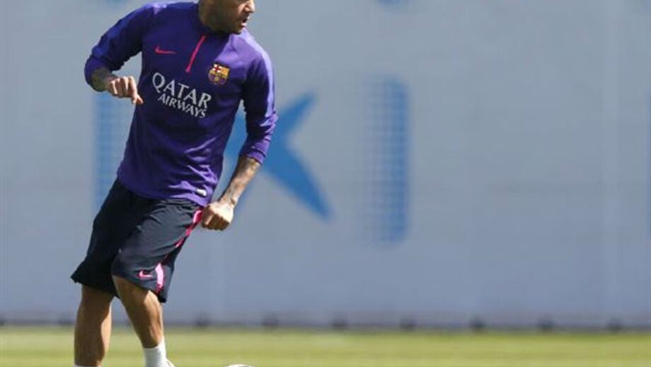 Bartomeu tenta convencer Dani Alves a renovar contrato