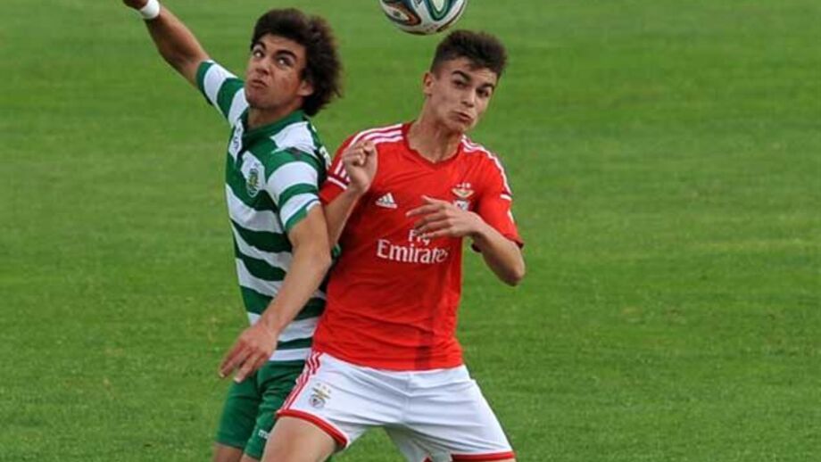 Benfica bate Sporting por 3-2 e sobe à liderança
