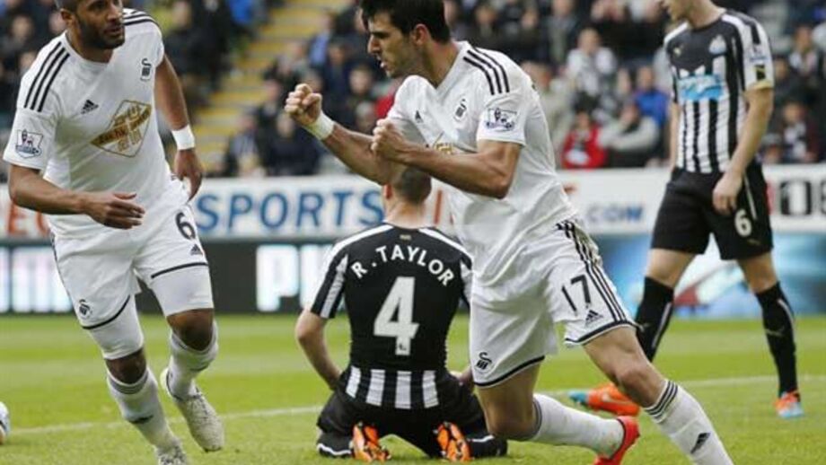 Nélson Oliveira marca e assiste na vitória do Swansea