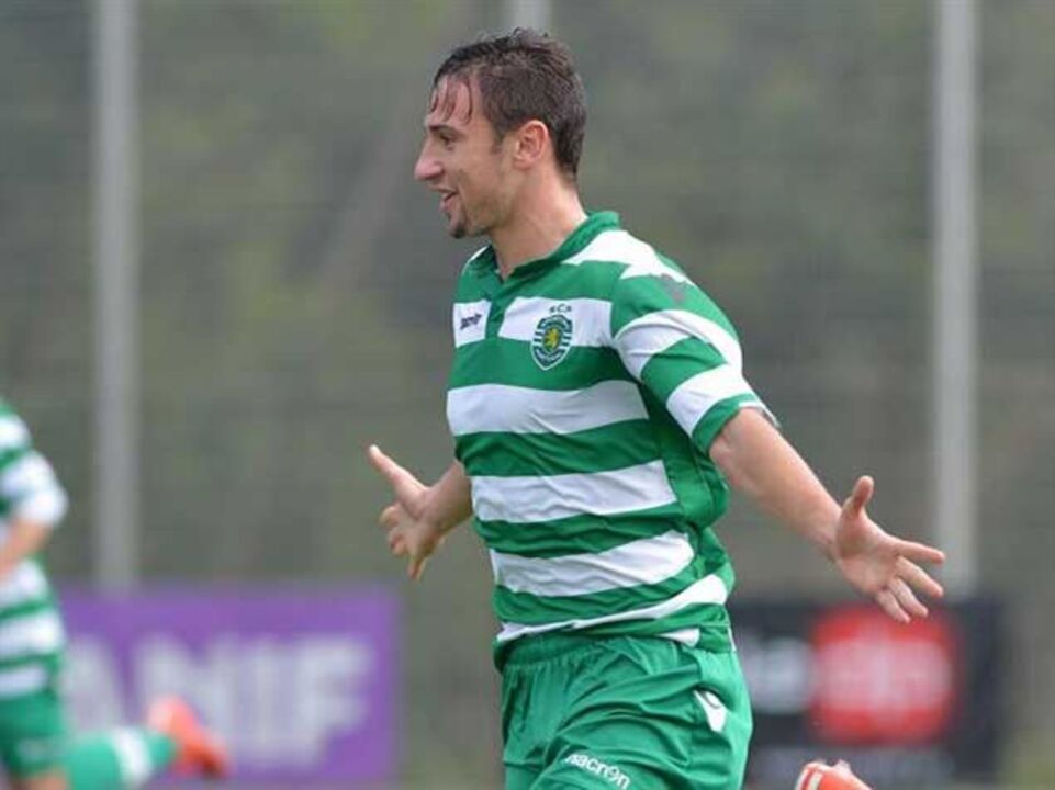Sporting goleia e aproveita derrota do FC Porto