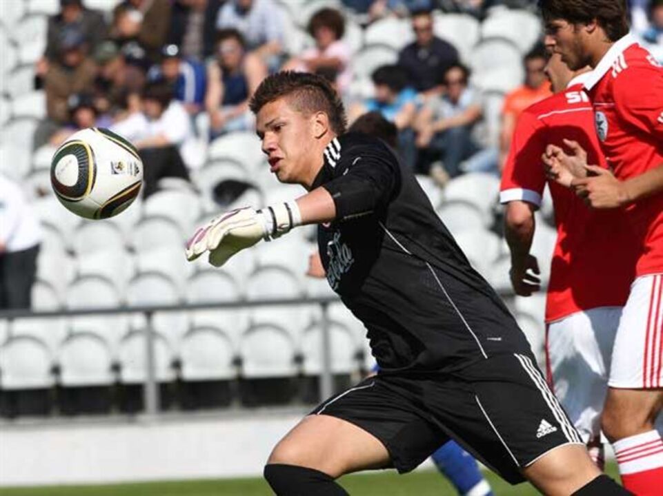 Ederson é um guarda-redes goleador