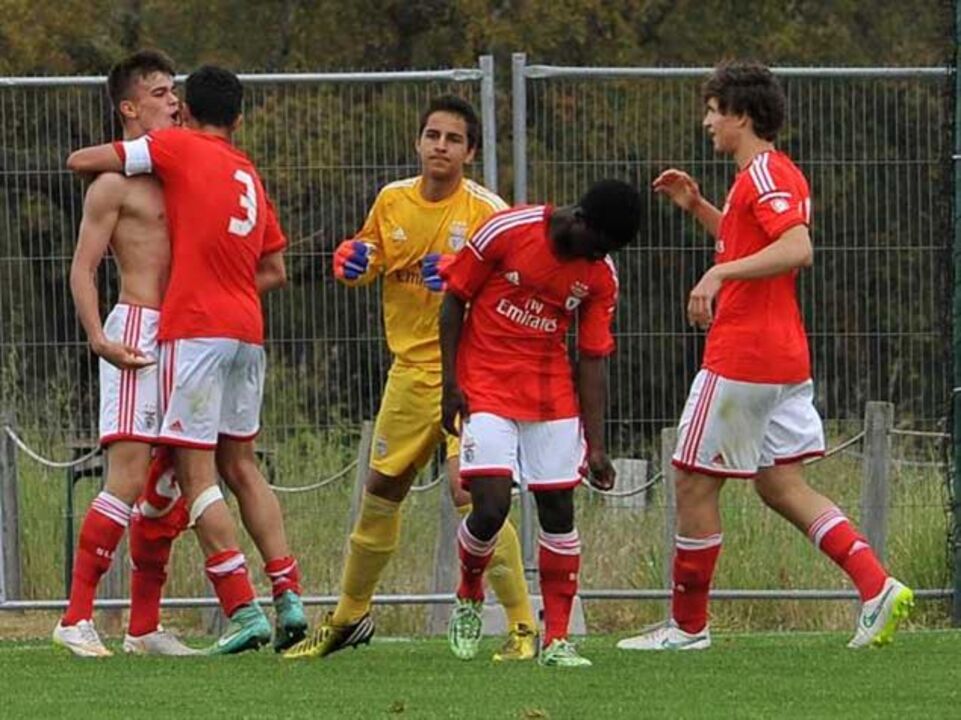 Benfica bate FC Porto em clássico decisivo