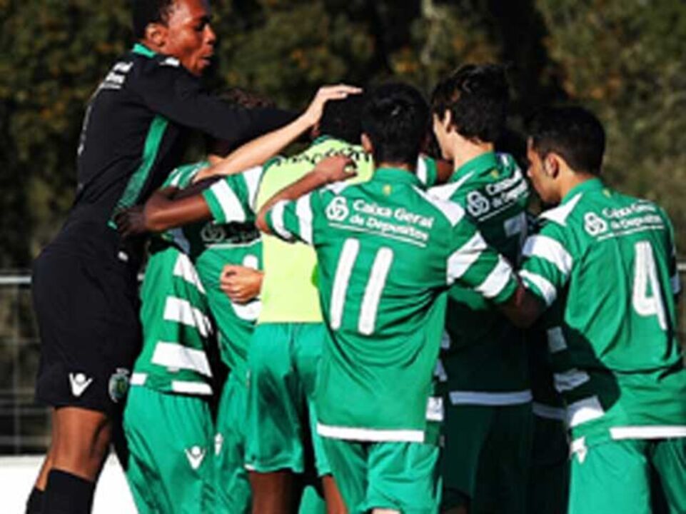 Sporting vence FC Porto e adia decisão do título para o Seixal
