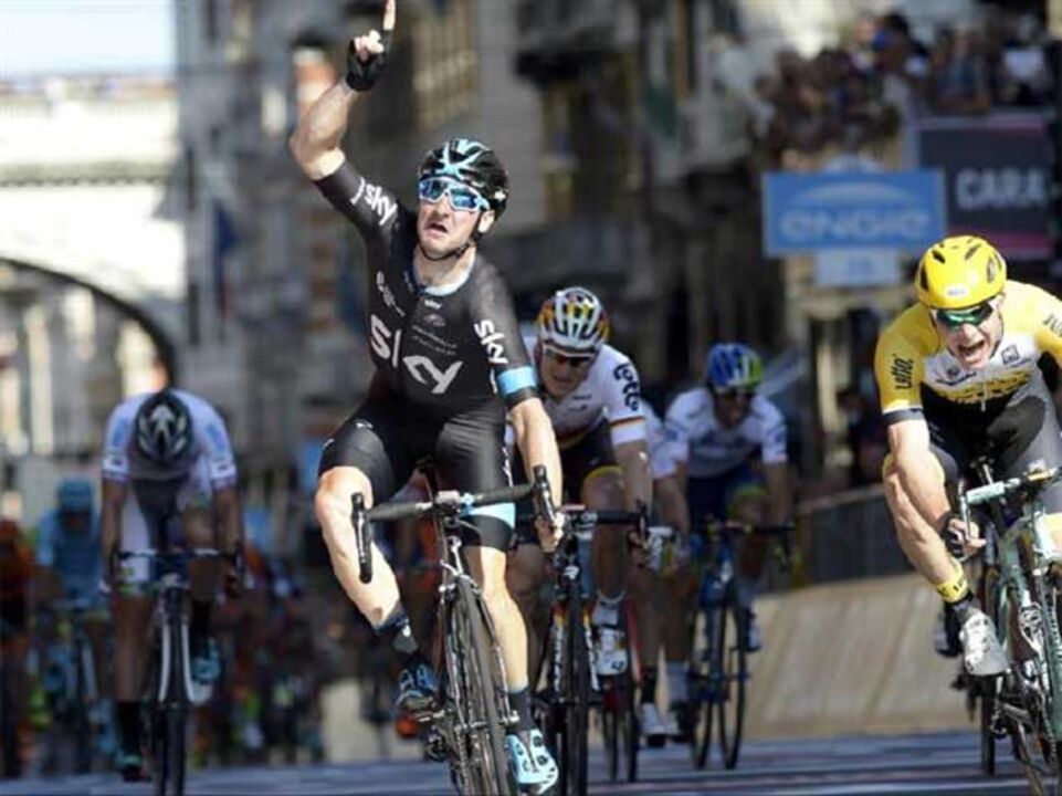 Viviani estreia-se a vencer numa grande Volta com demonstração de dotes de pista