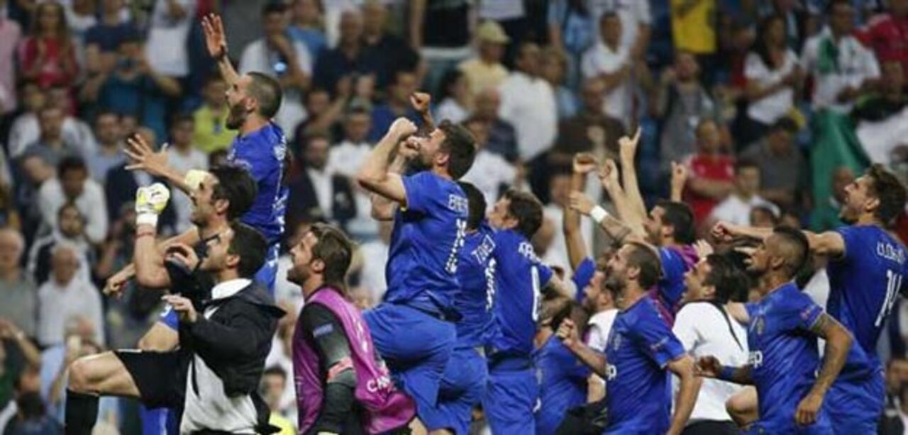 Uma velhota às voltas com maldição "à Benfica"