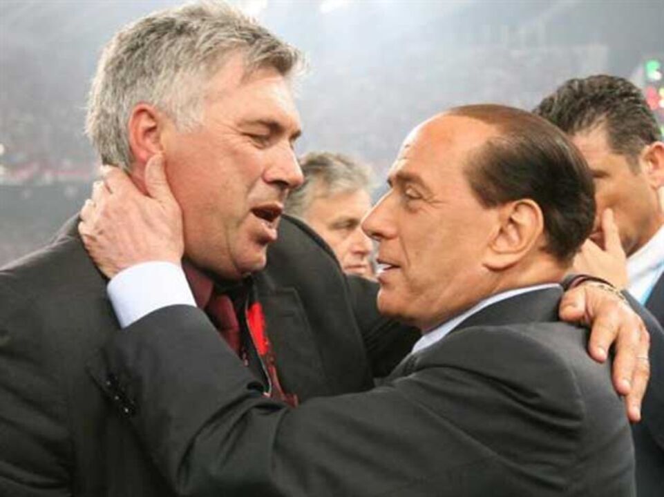 Berlusconi pediu a Ancelotti que regresse ao Milan
