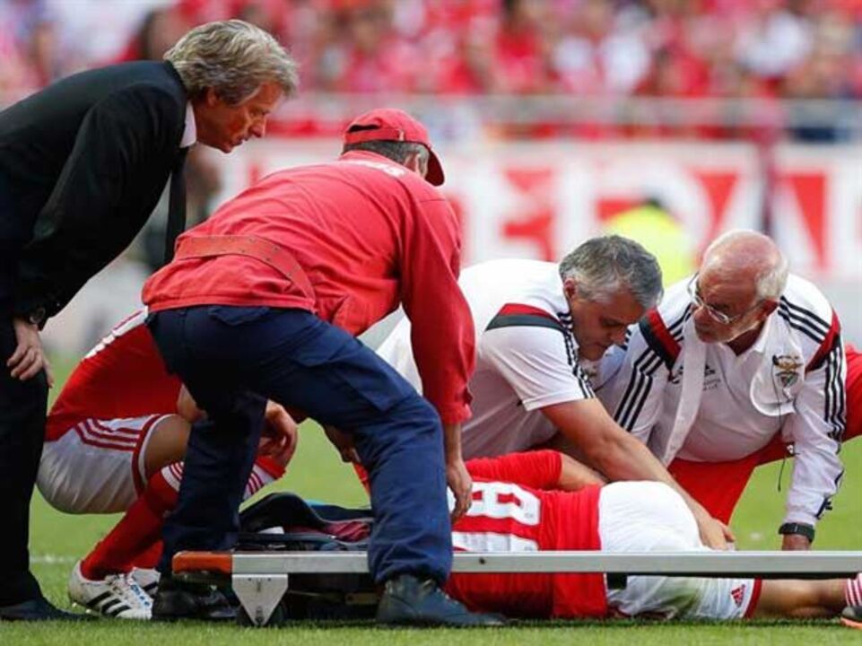 Salvio sai de maca lesionado