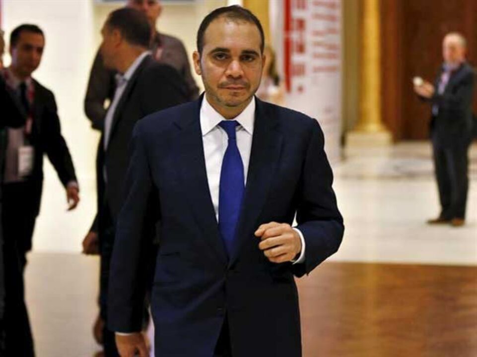 Ali bin al Hussein diz que crise na FIFA tem de acabar