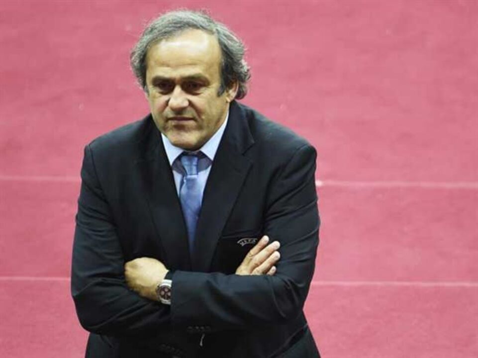 Platini pede demissão de Blatter