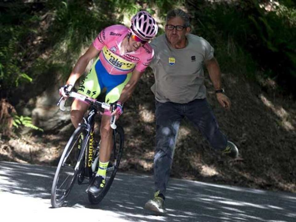 Bicicleta de Contador inspecionada à procura de... motores