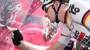 Contador ferido não conseguiu vestir a camisola rosa