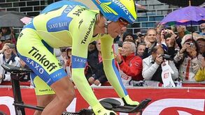 Contador recupera camisola rosa após contrarrelógio