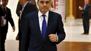 Ali bin al Hussein diz que crise na FIFA tem de acabar