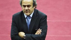 Platini pede demissão de Blatter
